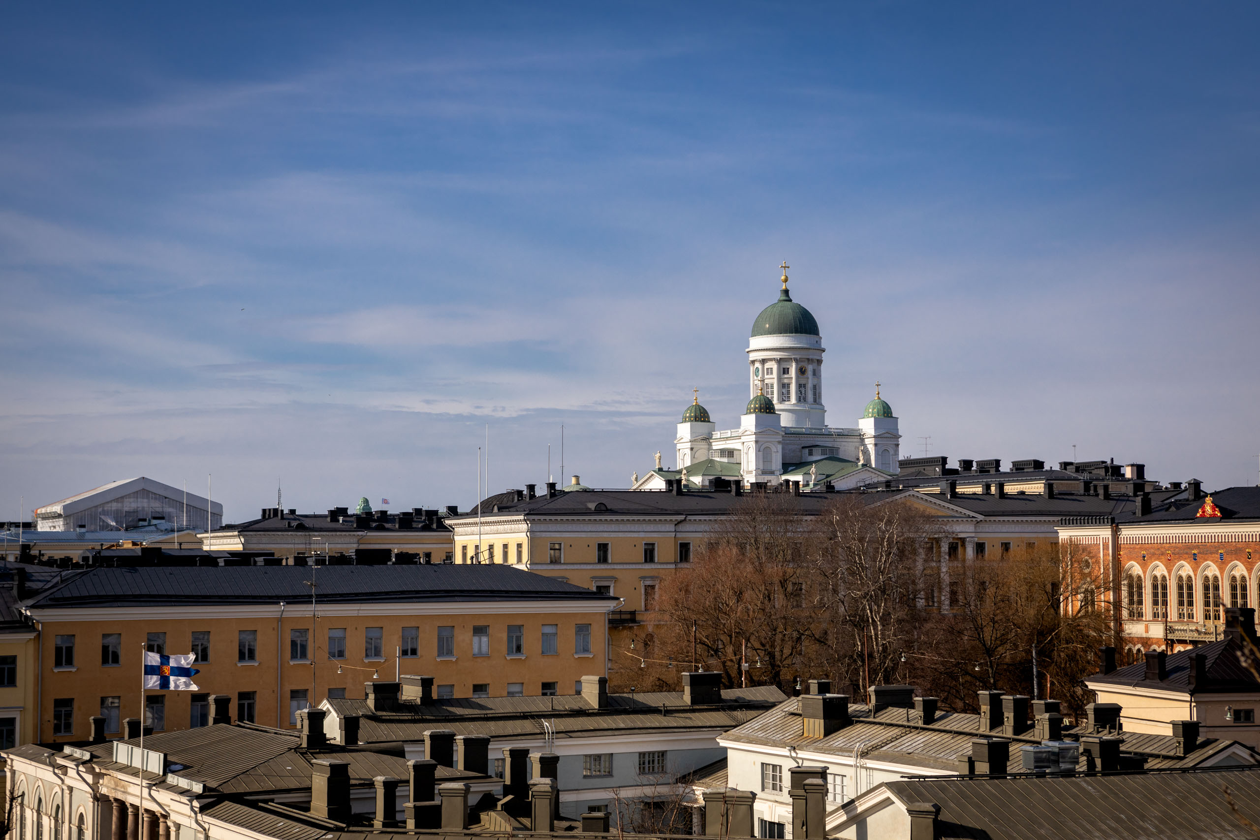 Uitzicht over Helsinki met de witte kerk die over alles uittorent aan het Senaatplein