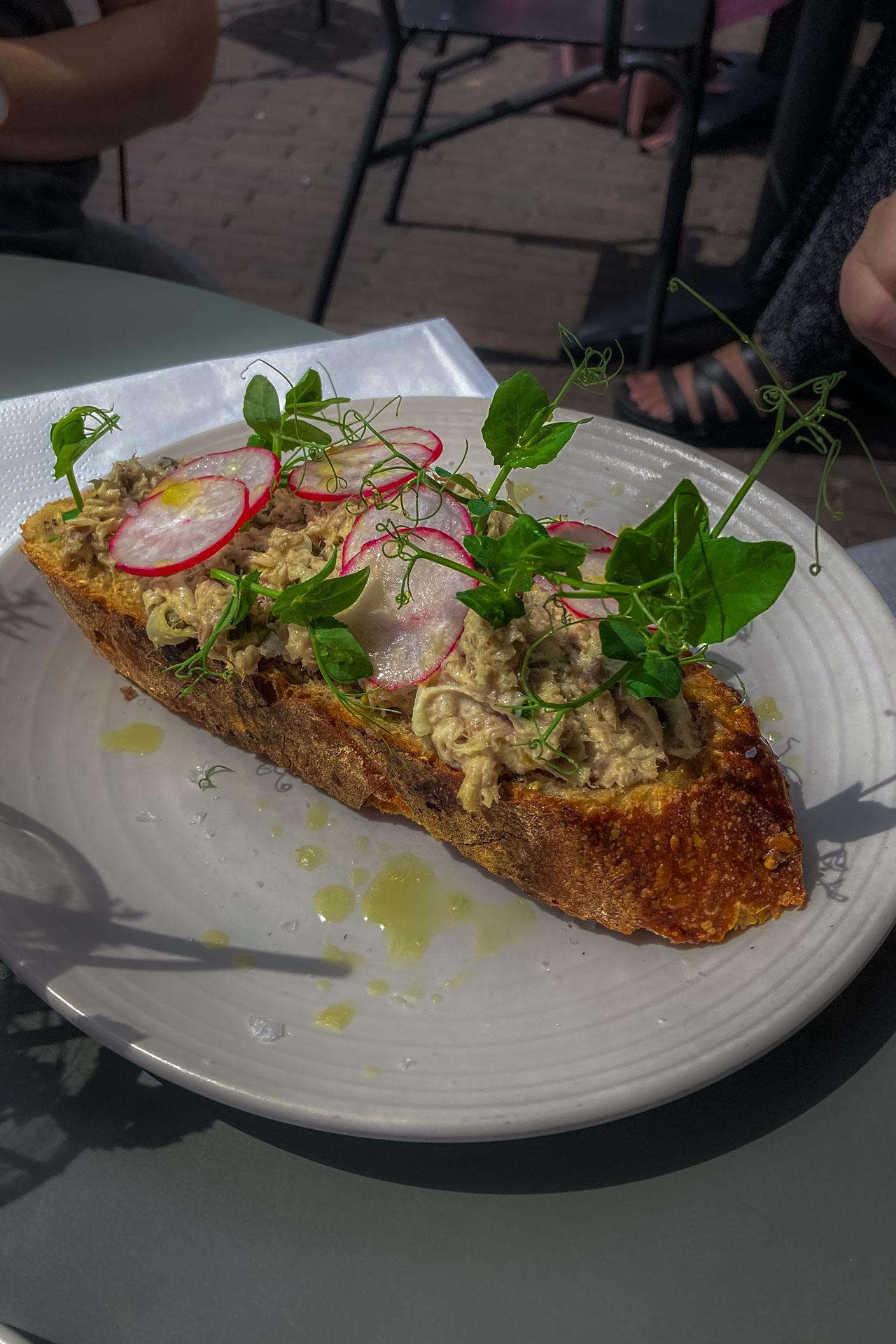 Broodje makreelsalade en chioggiabiet op een wit bord bij Borgman Borgman in Leiden