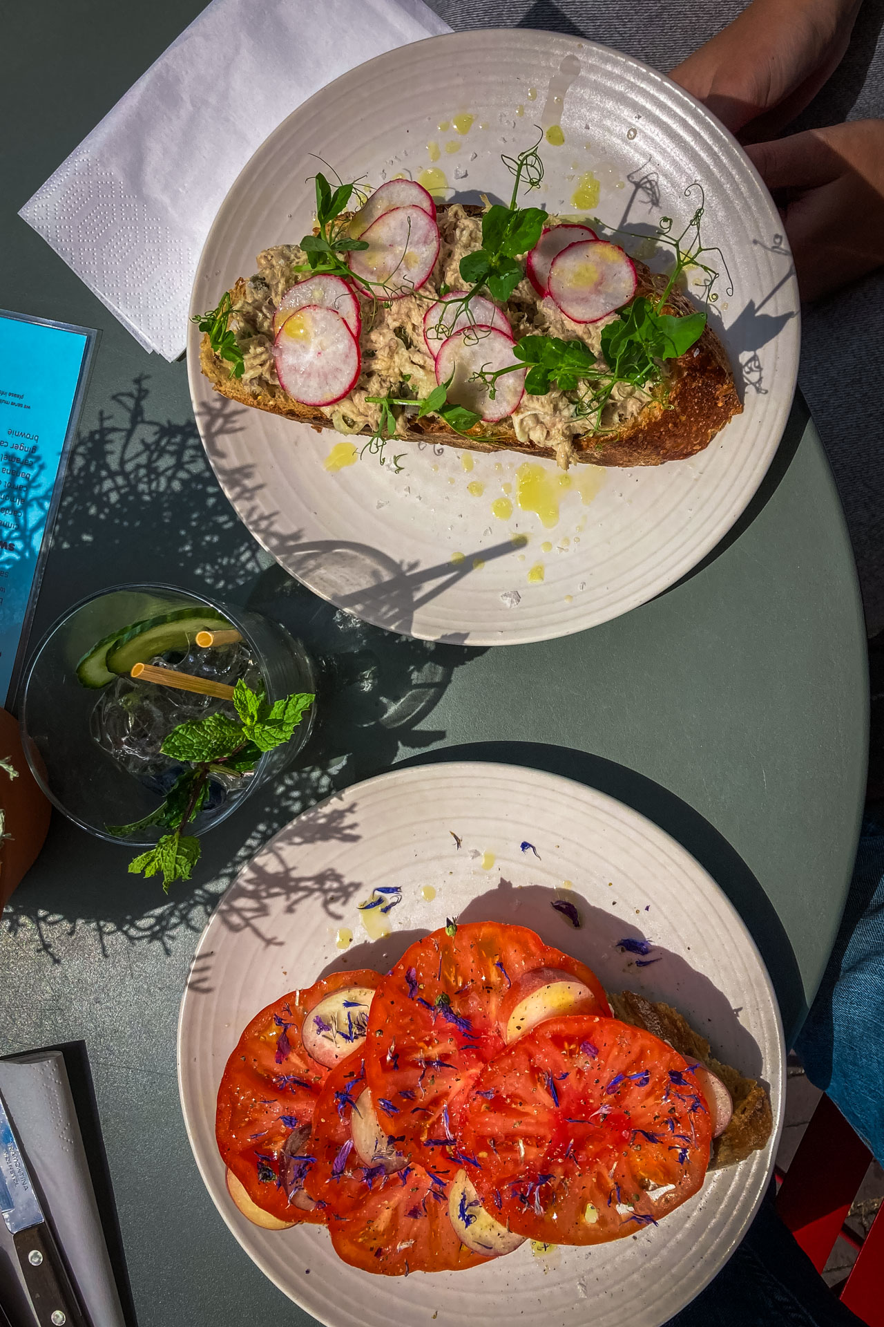 Broodje makreel en broodje geitenkaas en tomaat op een groen tafeltje vanaf boven gezien bij Borgman Borgman in Leiden