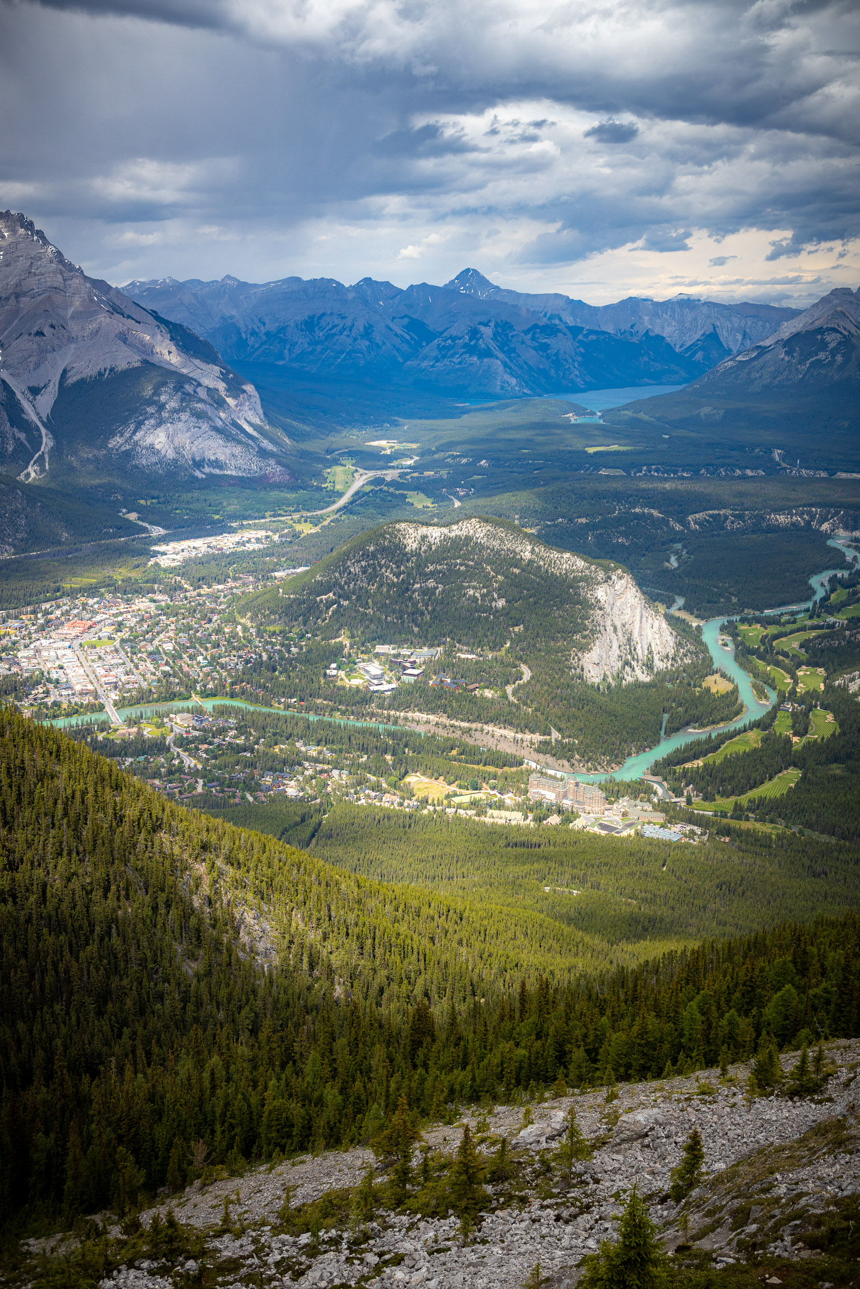 Uitzicht over het dal vanaf de berg Sulphur Mountain in Banff