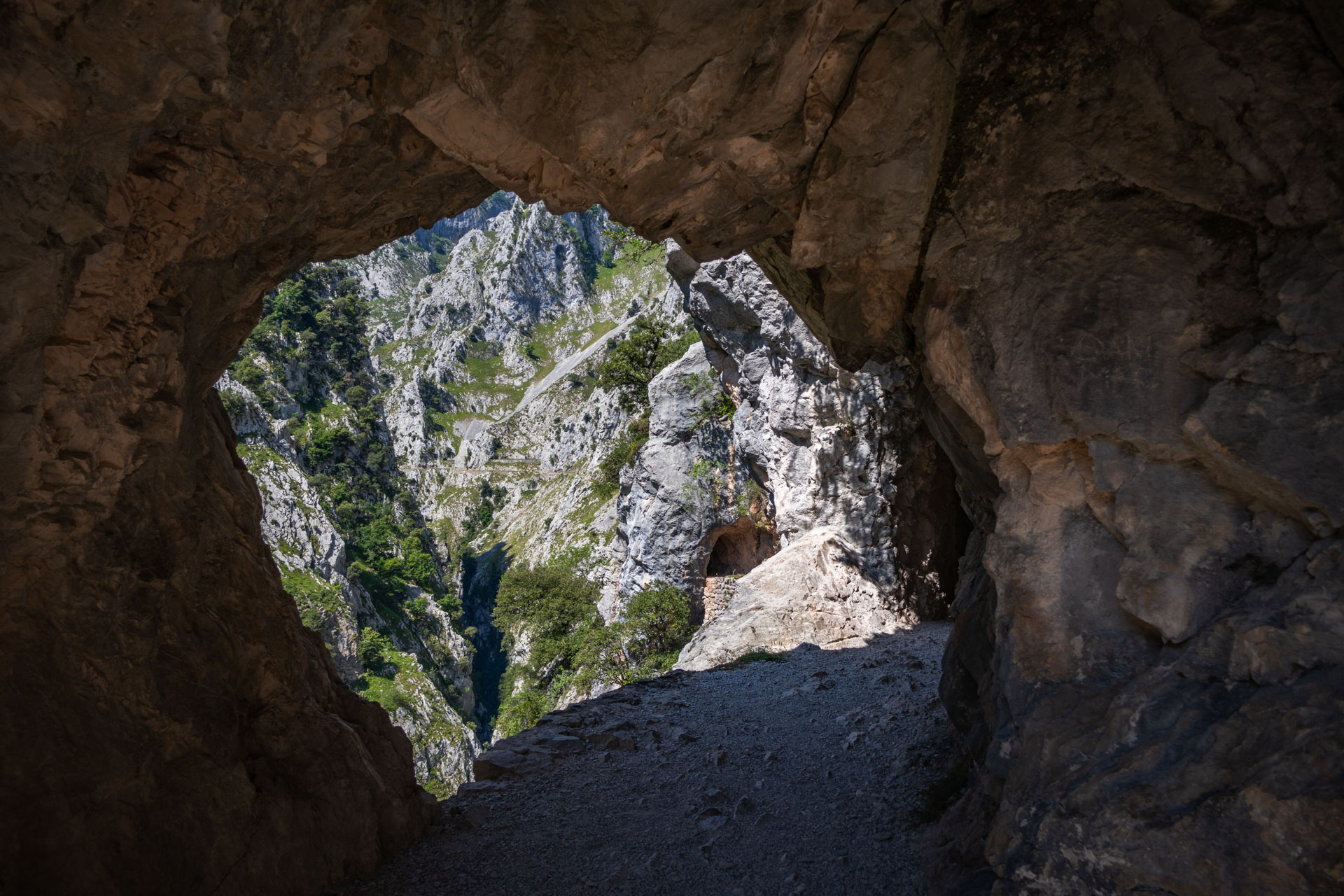 Uitgehakte tunnel tijdens de Ruta del Cares in de Spaanse Picos de Europa met erachter het vervolg van het pad