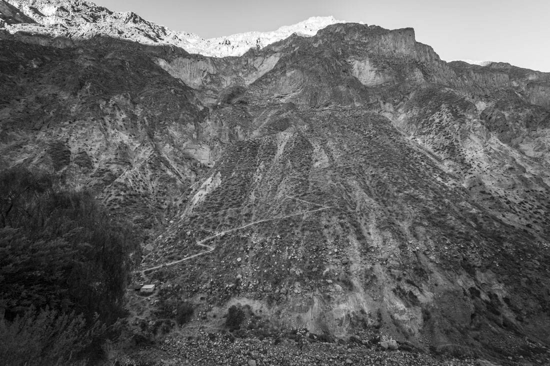 Zwartwitfoto van het pad vanaf San Juan de Chuccho in de Colca Canyon omhoog naar Cabanaconde