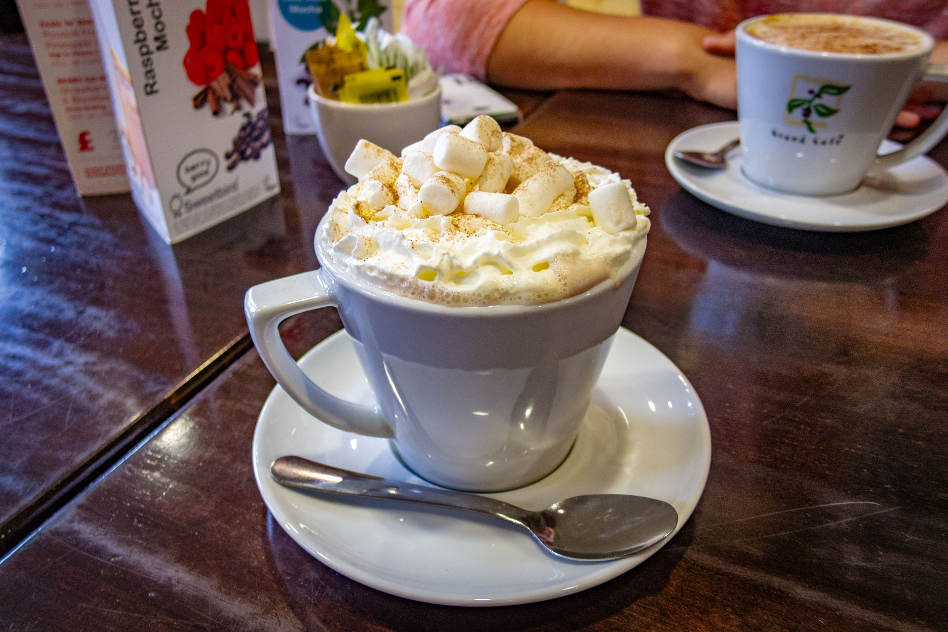 Wit kopje met warme chocolademelk met minimarshmallows in Cafe W in de Waterstones in Manchester