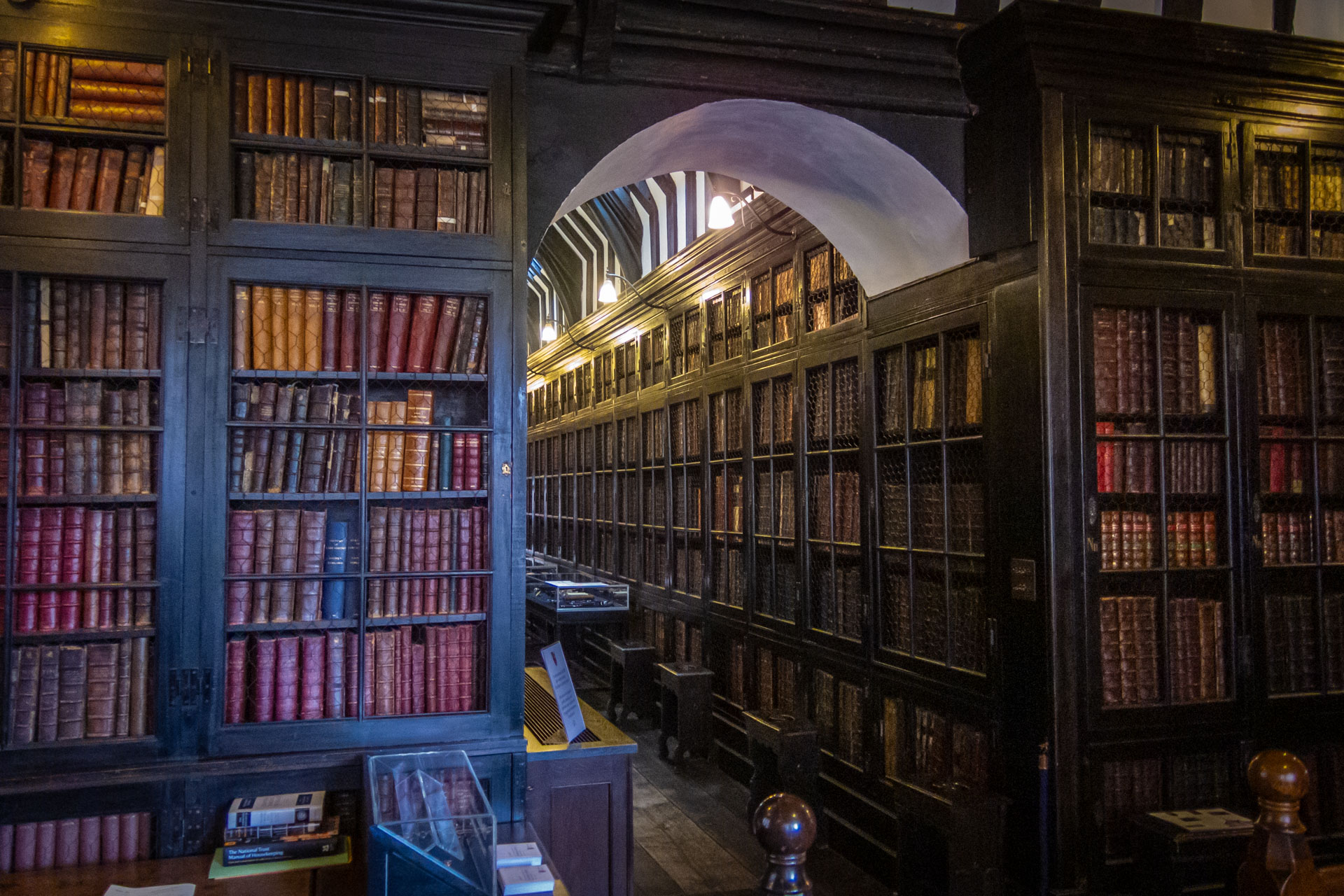 Poort omringd met boeken met erachter nog meer boeken in Chetham's Library in Manchester