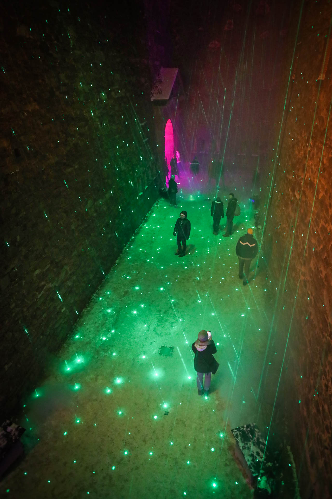 Groene lasers projecteren op de vloer en muren in een gang in fort Ehrebreitstein tijdens de Christas Garden in Koblenz