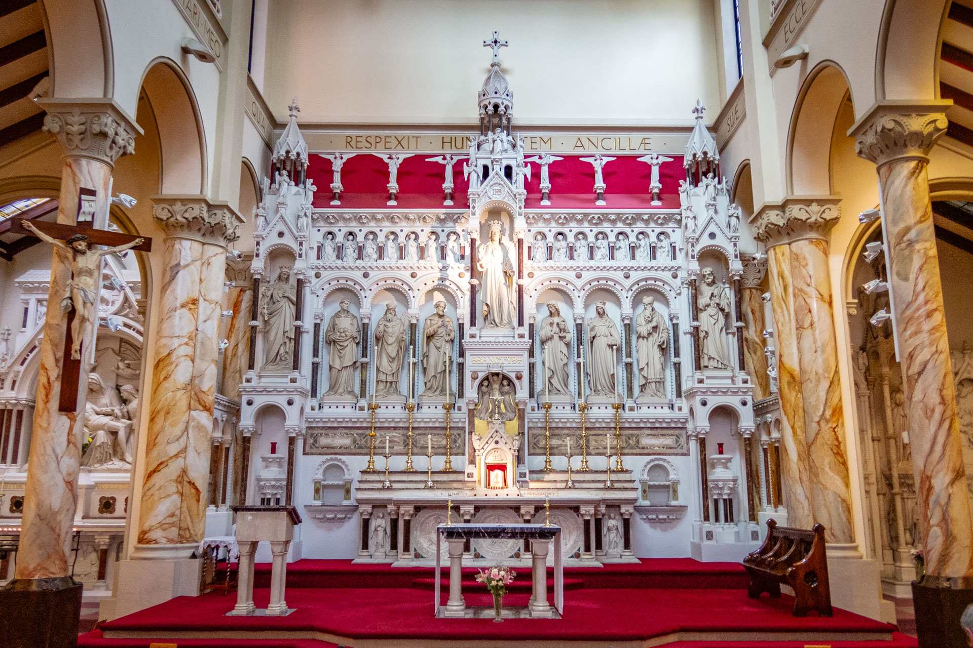 Het wit met rode altaar van de verborgen kerk St. Mary's Catholic Church in Manchester, de hidden gem