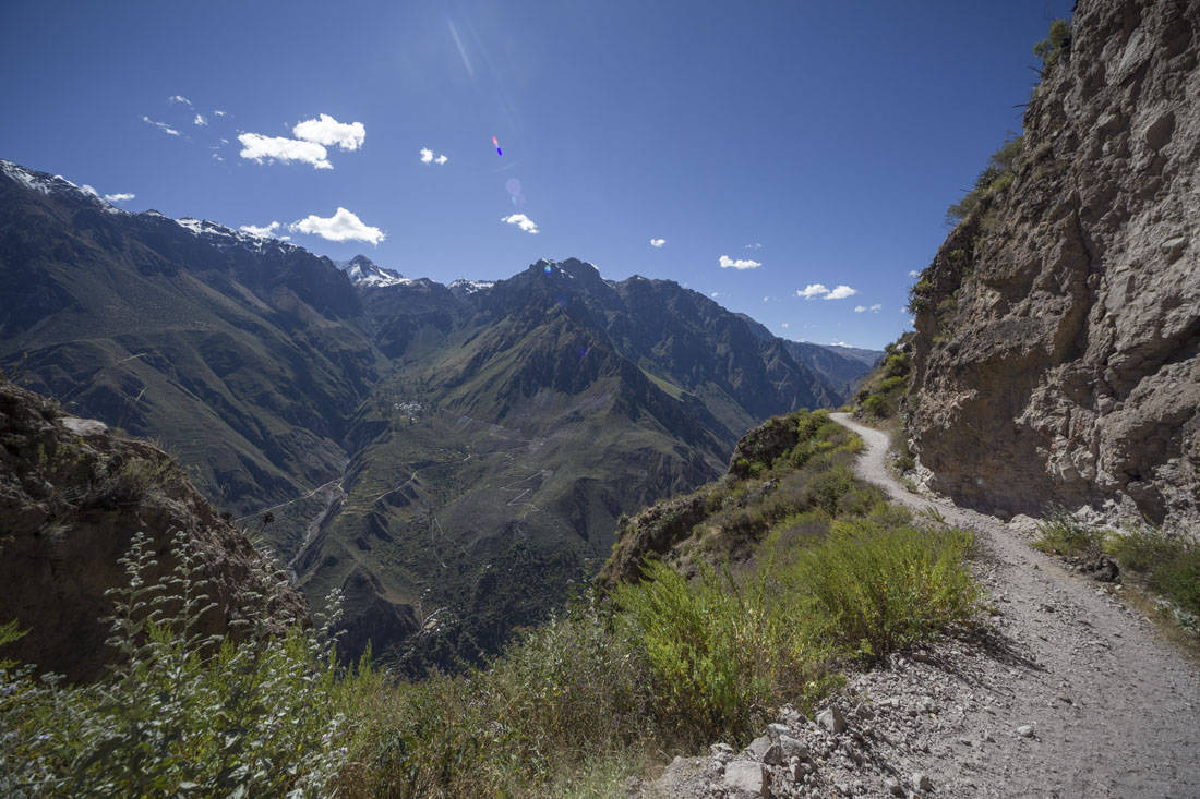 Het onverharde pad langs de rotswand van de Colca Canyon richting Cabanaconde