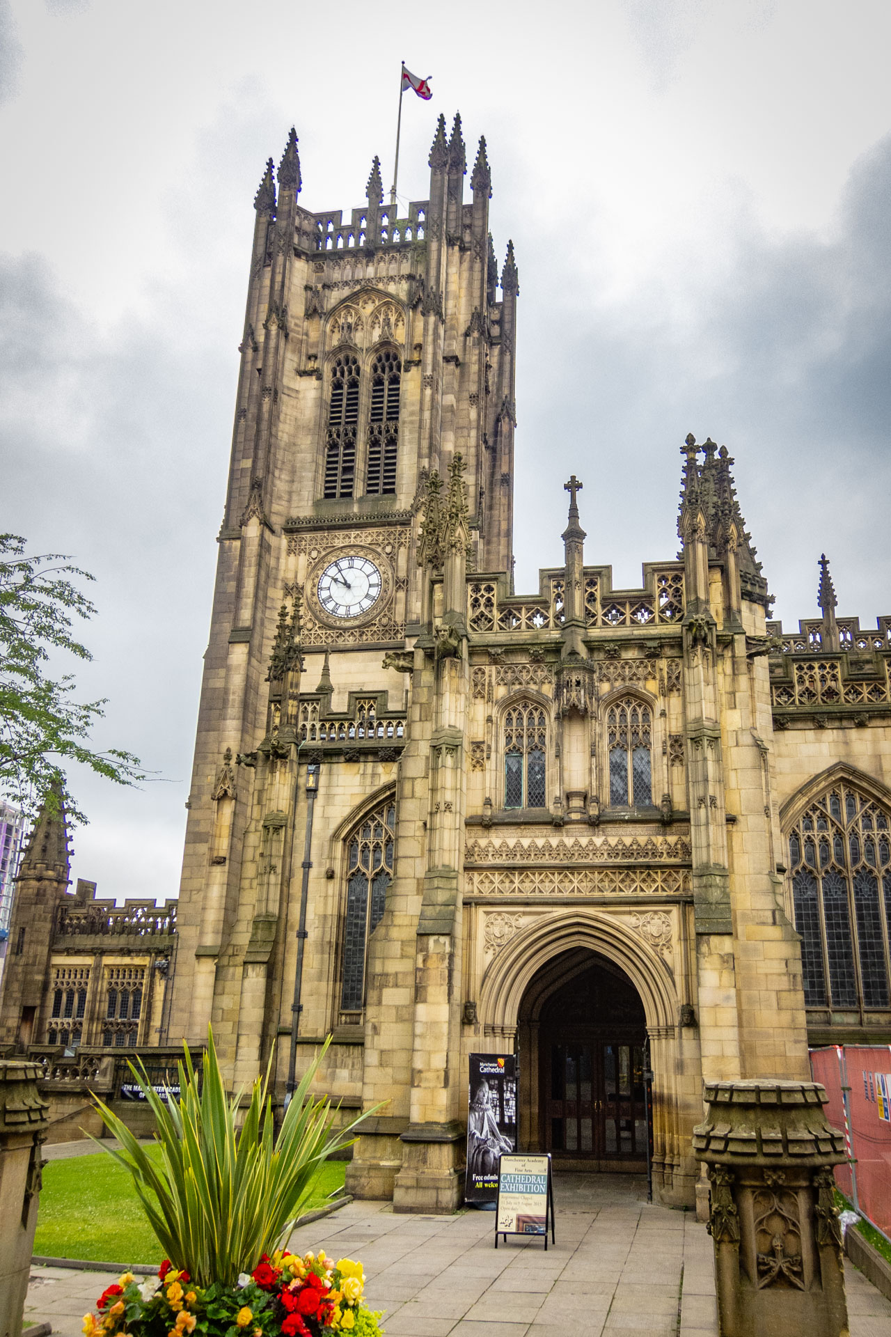 De kathedraal van Manchester op een bewolkte dag gezien vanaf de poort aan de voorzijde, met de toren links. Wat te doen in Manchester?