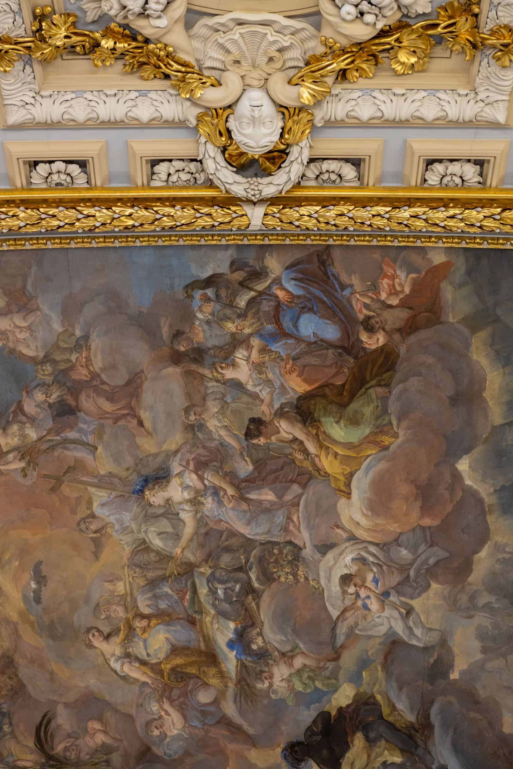 Fresco op het plafond van Palacio Real in Madrid met gouden omlijsting