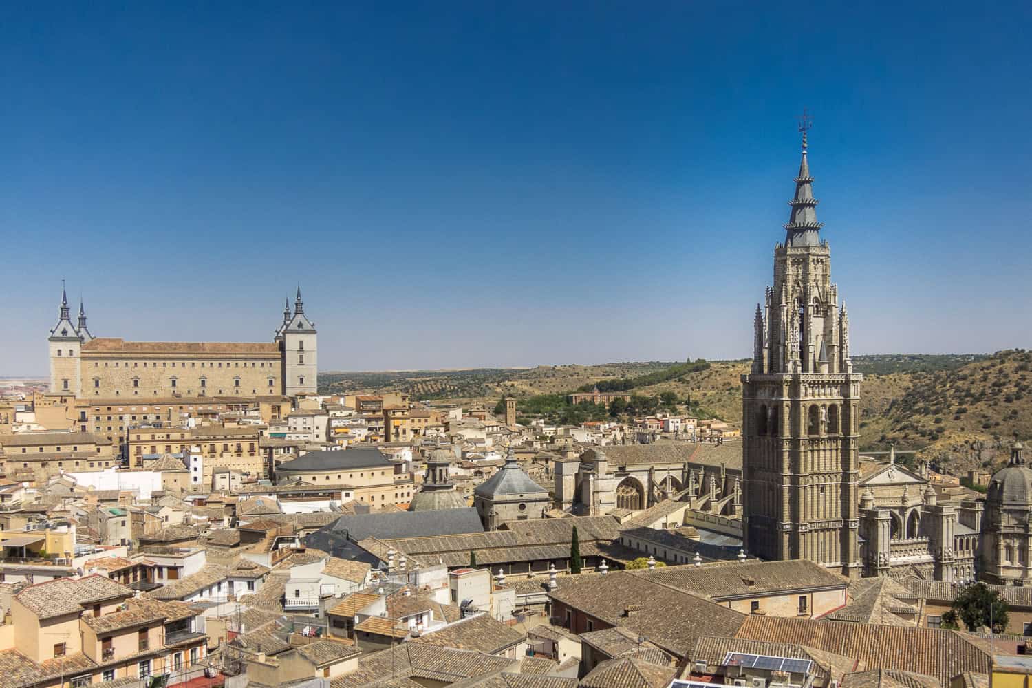 Uitzicht over Toledo, met de toren van de kathedraal en het Alcázar