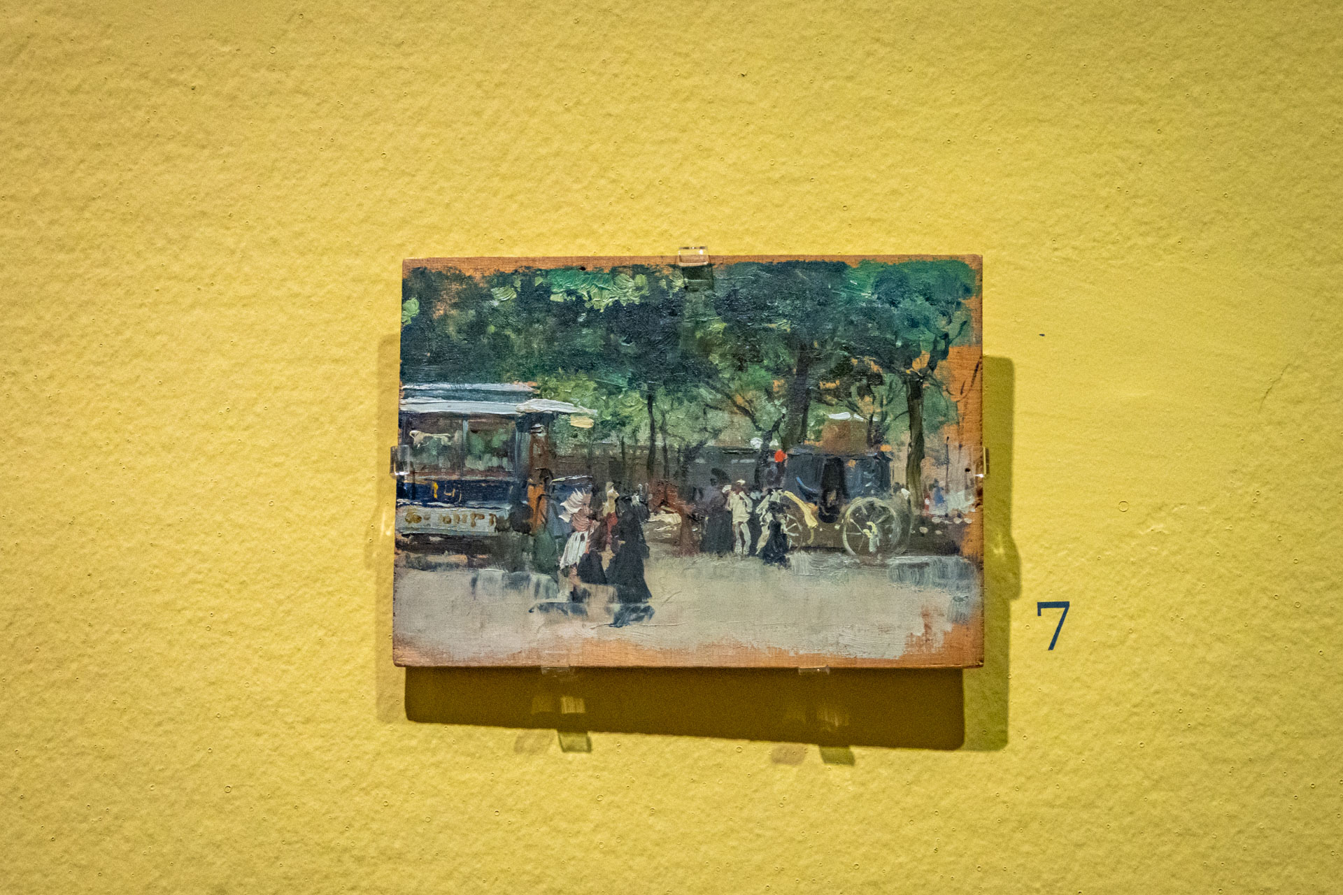 Miniatuurschilderij van Sorolla met daarop een stel dat over een weggetje loopt met groene bomen erlangs