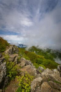 Uitzicht over de rotsachtige bergen van Hawksbill Mountain